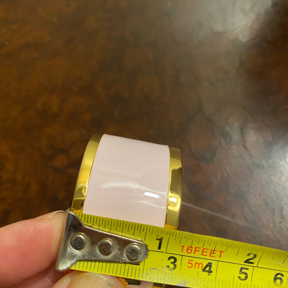 Tory Burch
Enamel Raised Logo Hinge Cuff Bracelet
1” wide
18K Gold Plated - Picture 4 of 6